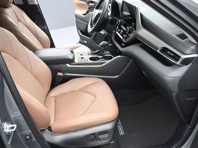 Certified 2025 Toyota Highlander XLE image 36
