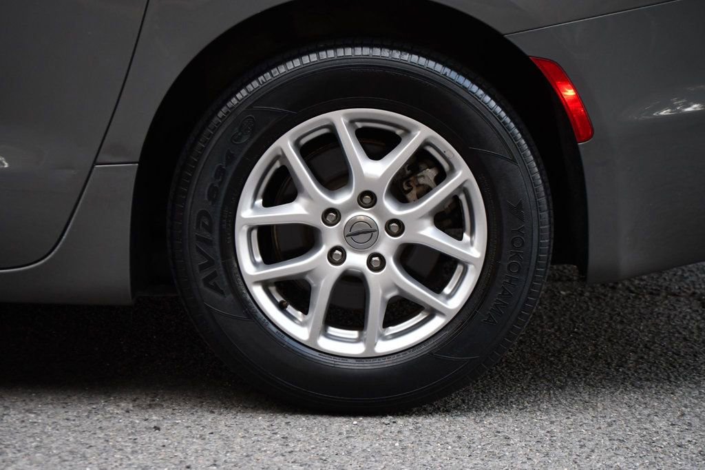 Used 2022 Chrysler Pacifica Touring-L image 13