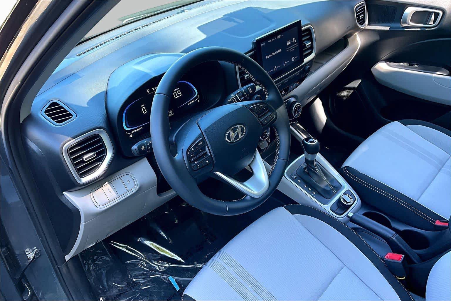 Used 2024 Hyundai Venue SEL FWD image 18