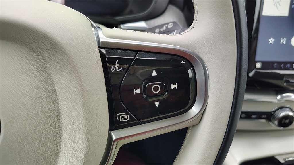 Certified 2023 Volvo XC60 B5 Plus w/ Climate Package image 15