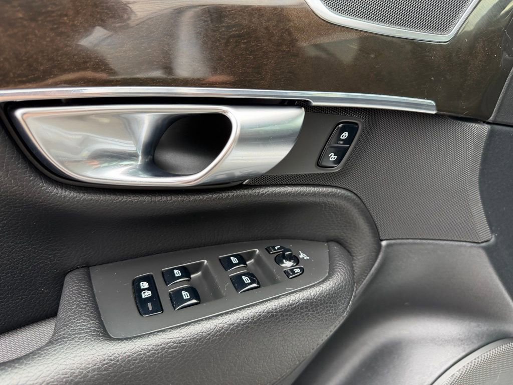 Used 2018 Volvo XC90 T6 Momentum w/ Convenience Package image 13