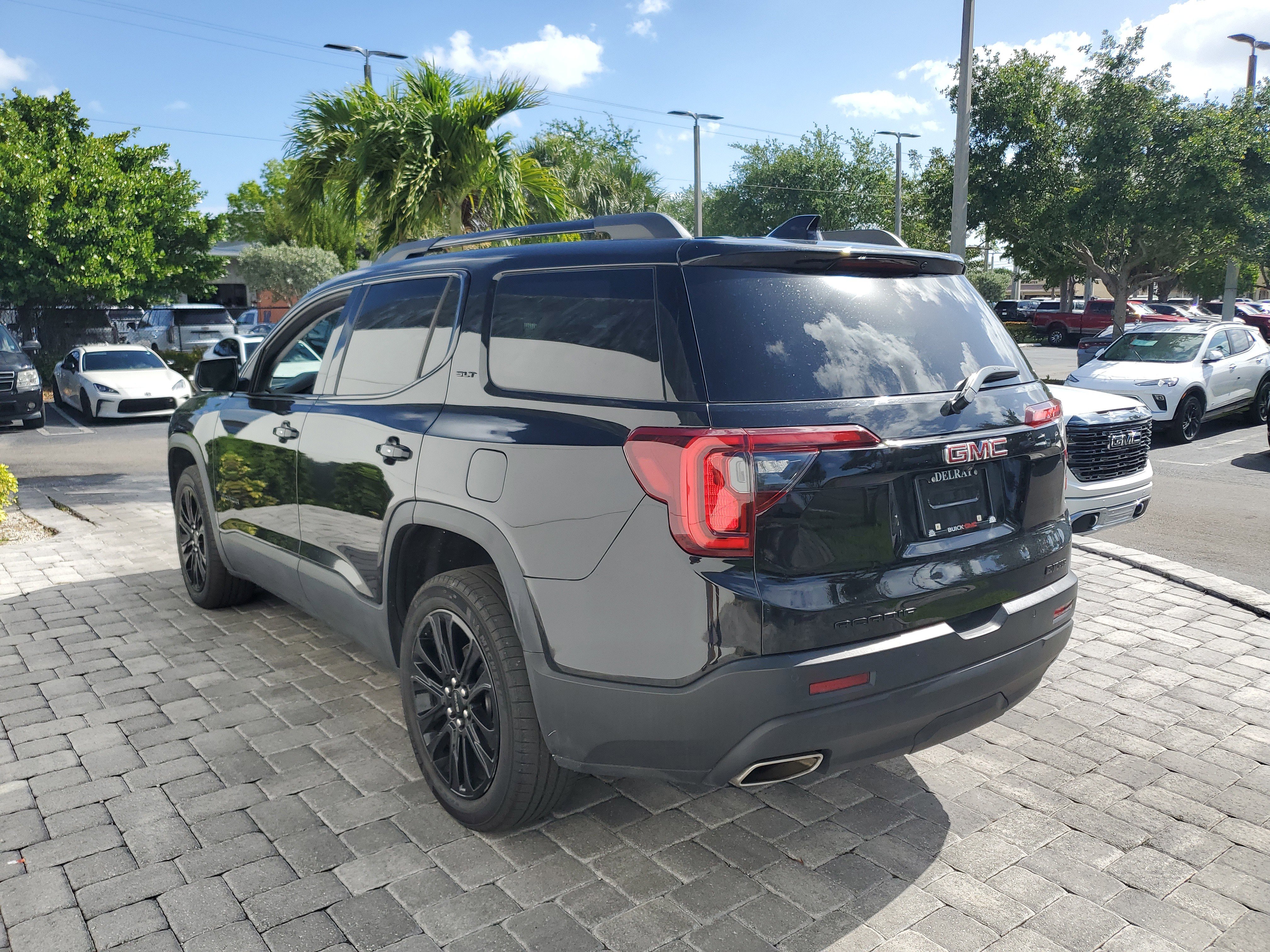 Used 2023 GMC Acadia SLT w/ Elevation Edition FWD image 4