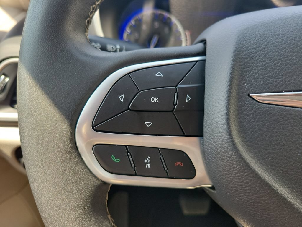 Used 2023 Chrysler Pacifica Touring-L FWD image 23