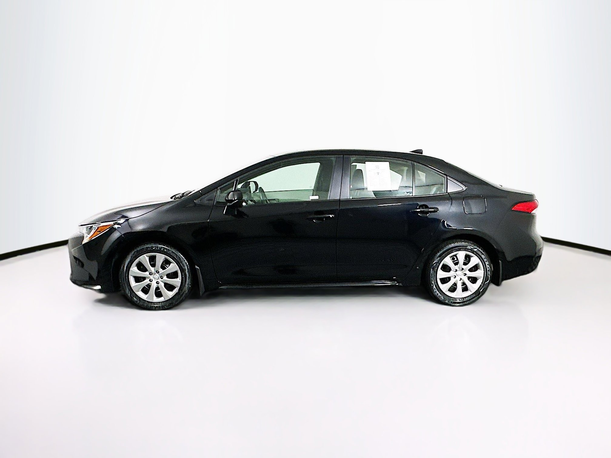 Used 2025 Toyota Corolla LE FWD image 4