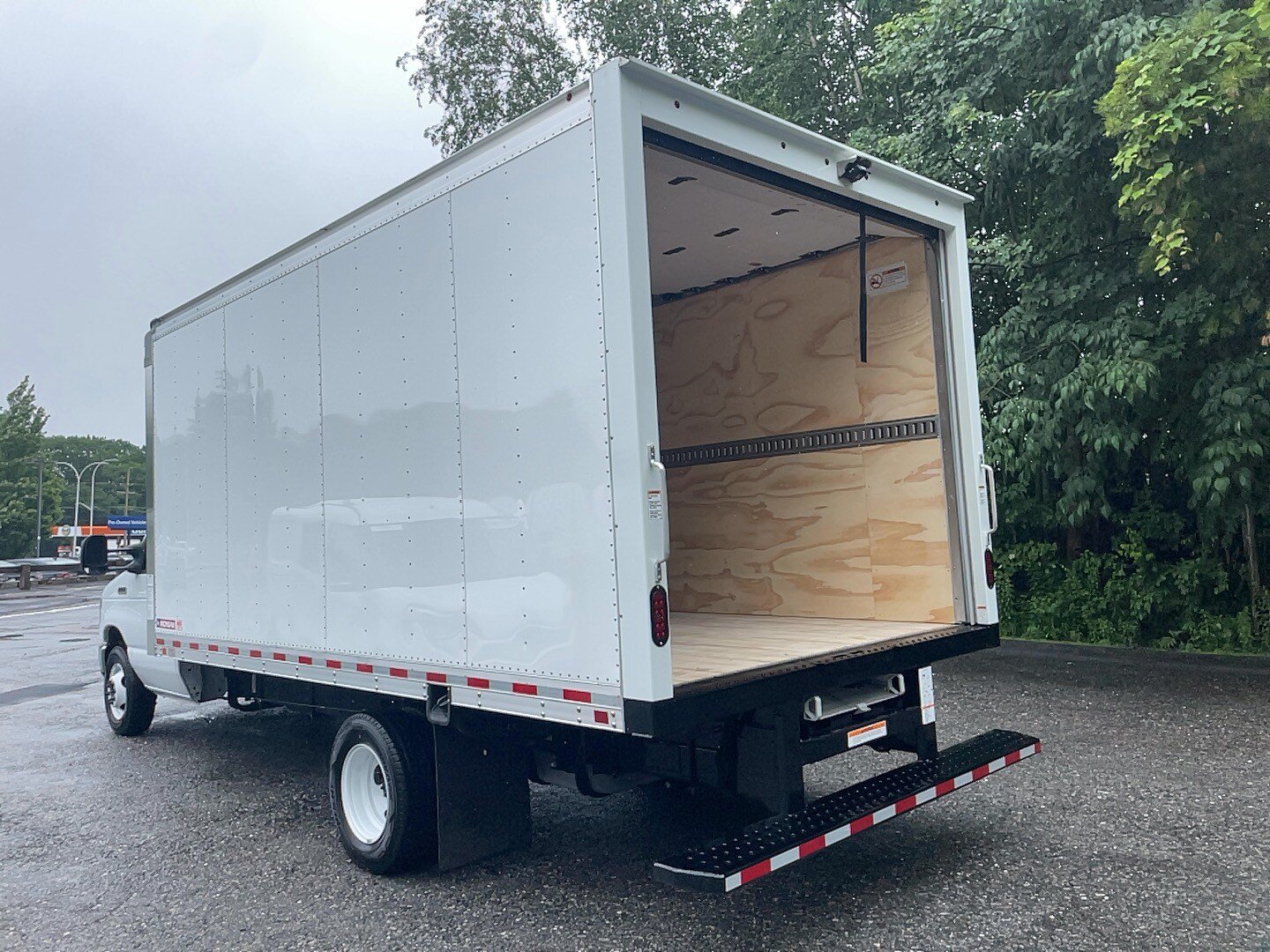 Used 2026 Ford E-350 and Econoline 350 Super Duty w/ Interior Upgrade Package RWD image 17