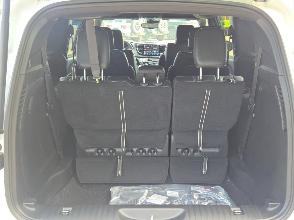 New 2027 Chrysler Pacifica Select AWD/4WD image 15