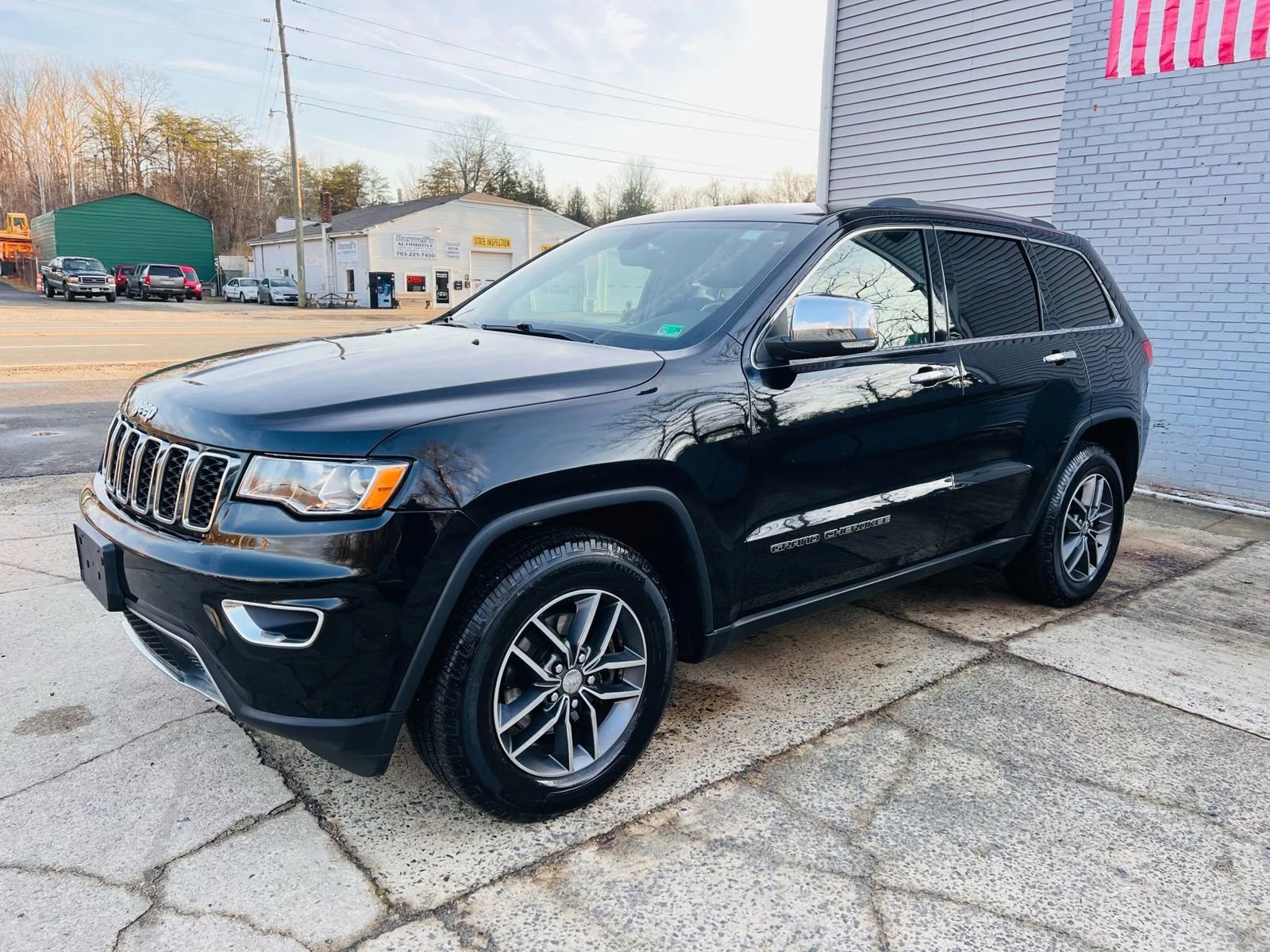 Used 2017 Jeep Grand Cherokee Limited RWD image 1