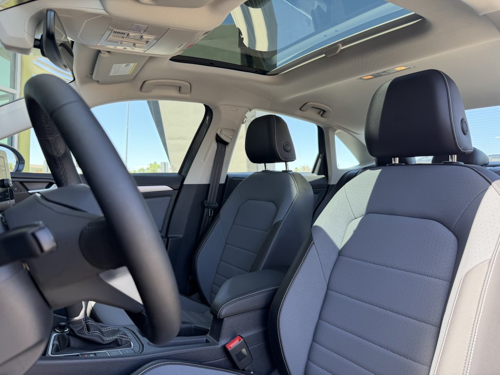 Used 2025 Volkswagen Jetta SE w/ Sunroof Package FWD image 31