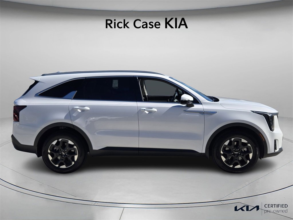 Used 2025 Kia Sorento S image 4