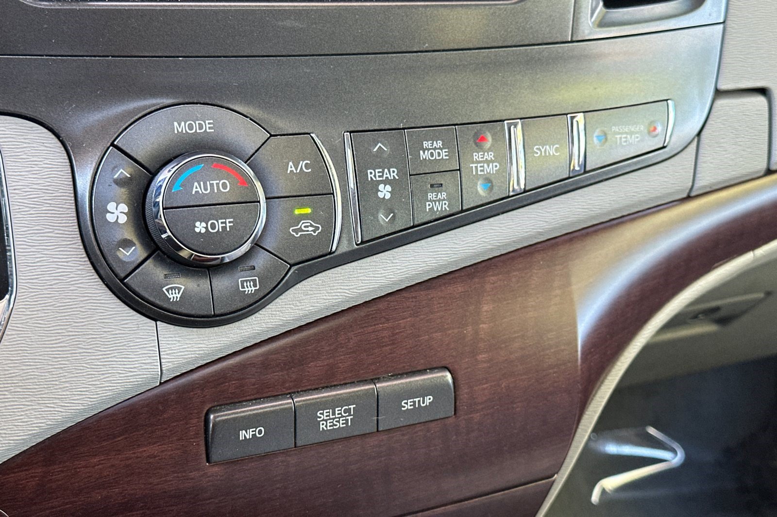 Used 2014 Toyota Sienna XLE FWD image 19