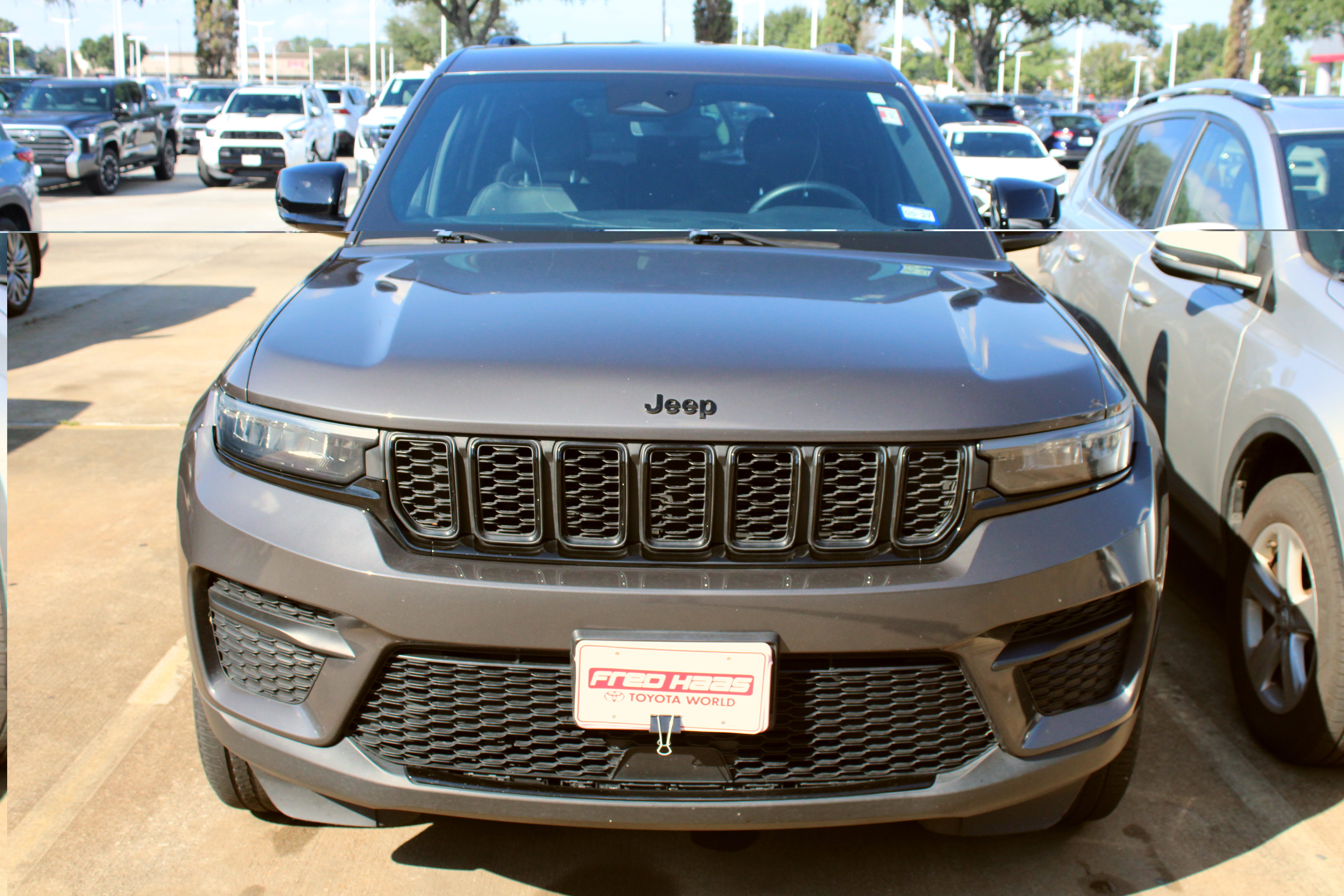 Used 2022 Jeep Grand Cherokee Altitude RWD image 3