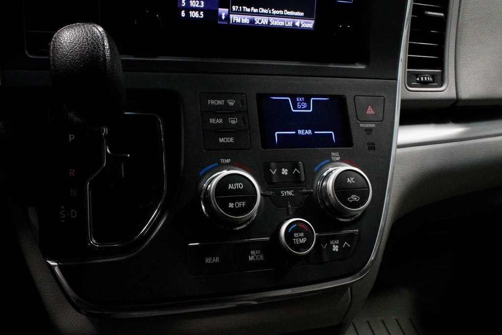 Used 2015 Toyota Sienna L image 29