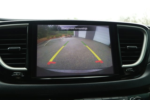 Used 2022 Chrysler Pacifica Touring-L image 17