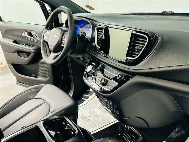 Used 2025 Chrysler Pacifica Select image 8