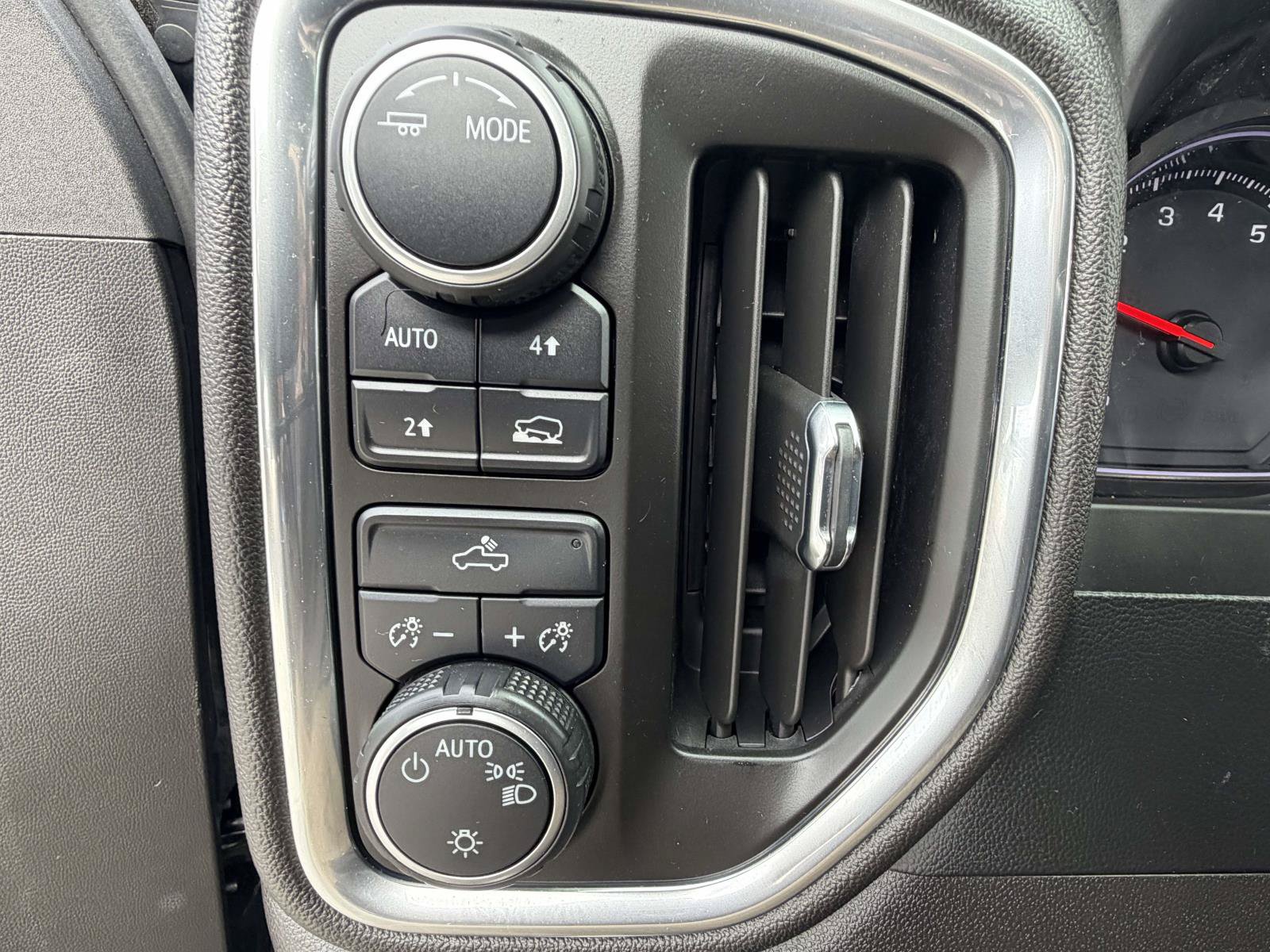 Used 2022 Chevrolet Silverado 1500 LT AWD/4WD image 24