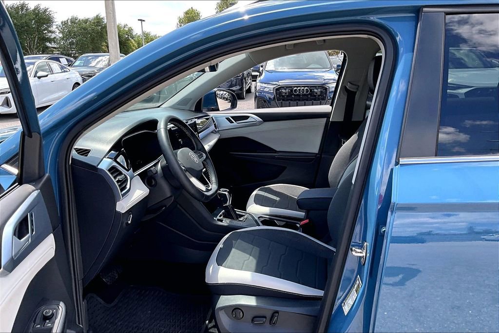 Used 2025 Volkswagen Taos SE image 21