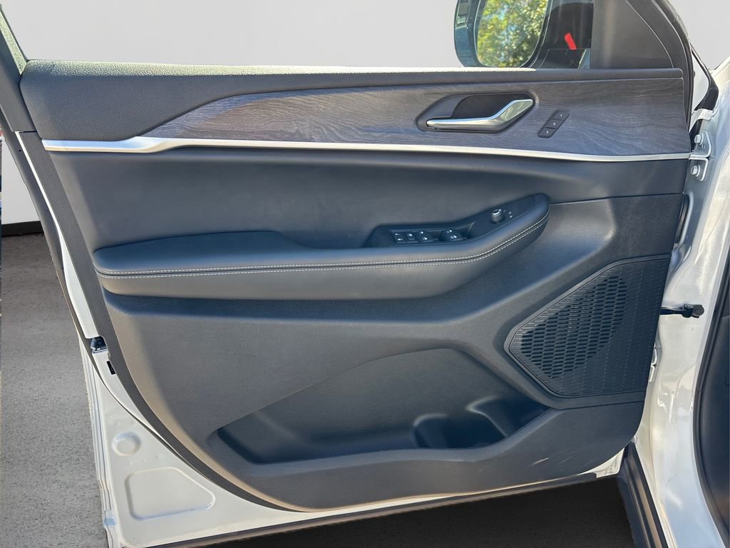 Used 2025 Jeep Grand Cherokee L Limited w/ Black Appearance Package image 20