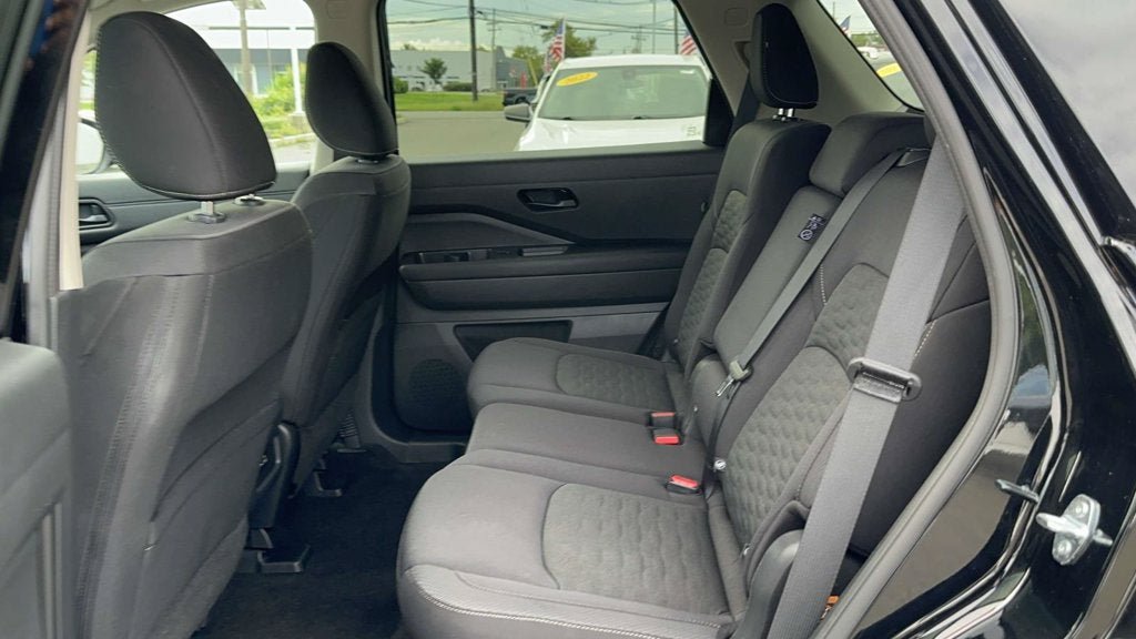 Used 2025 Nissan Pathfinder SV AWD/4WD image 13