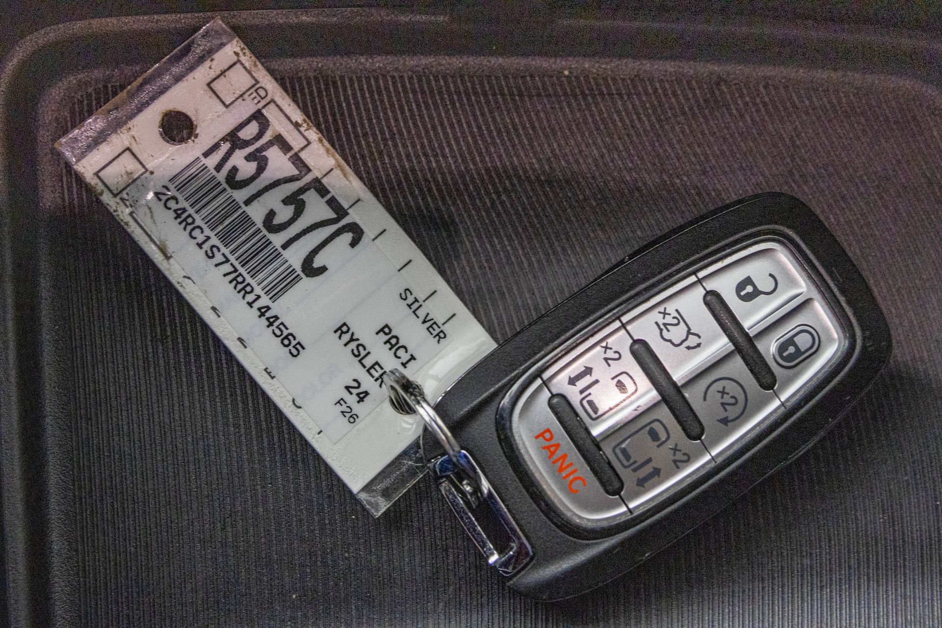 Used 2024 Chrysler Pacifica Limited FWD image 29