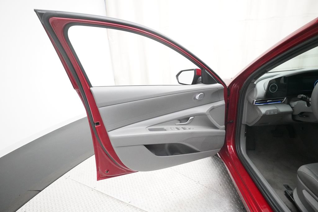 Used 2024 Hyundai Elantra Blue image 27