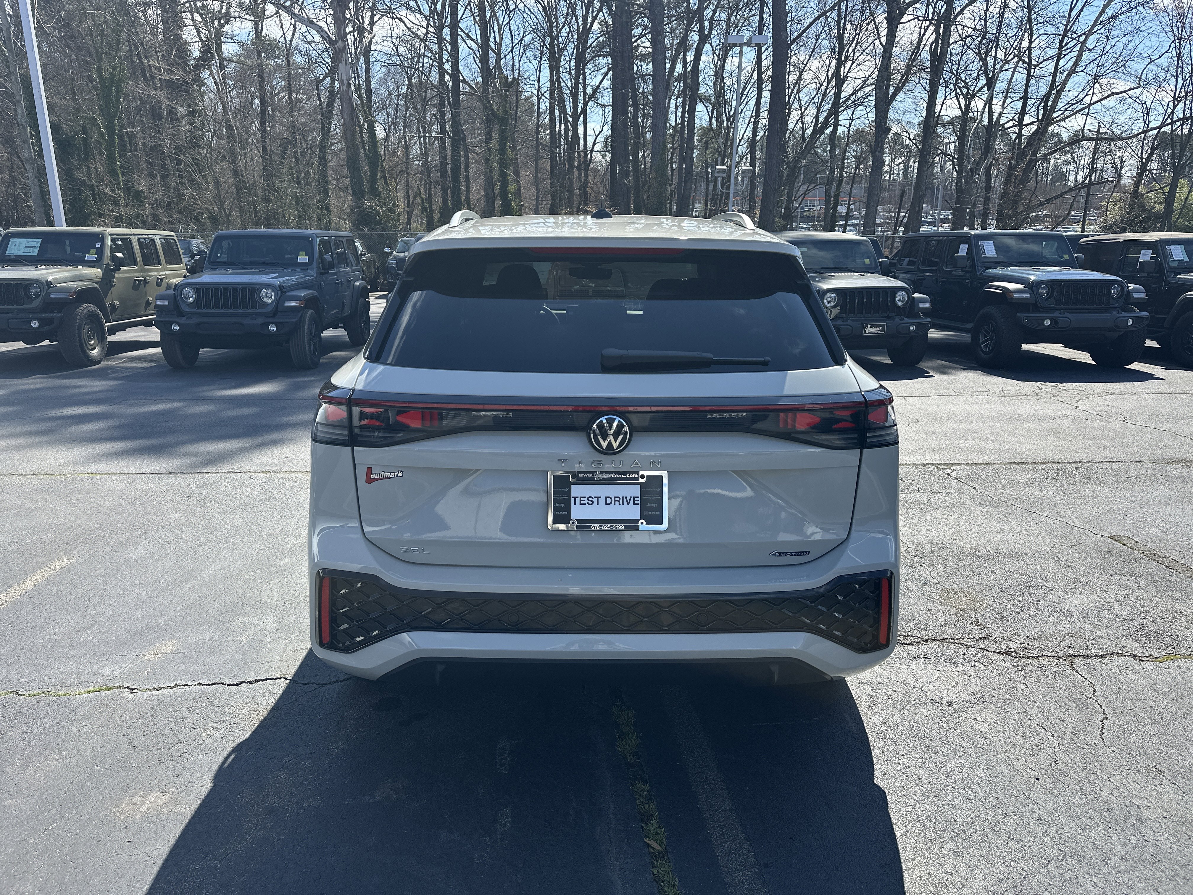 Used 2025 Volkswagen Tiguan SEL R-Line AWD/4WD image 8