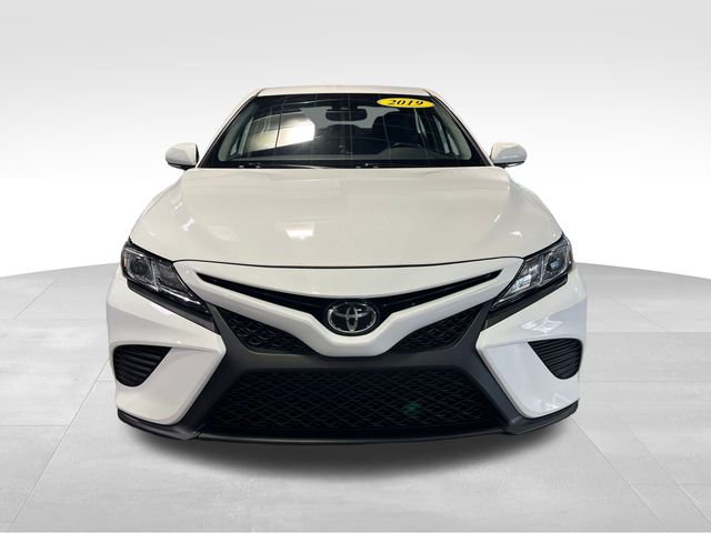 Used 2019 Toyota Camry SE w/ Convenience Package image 2