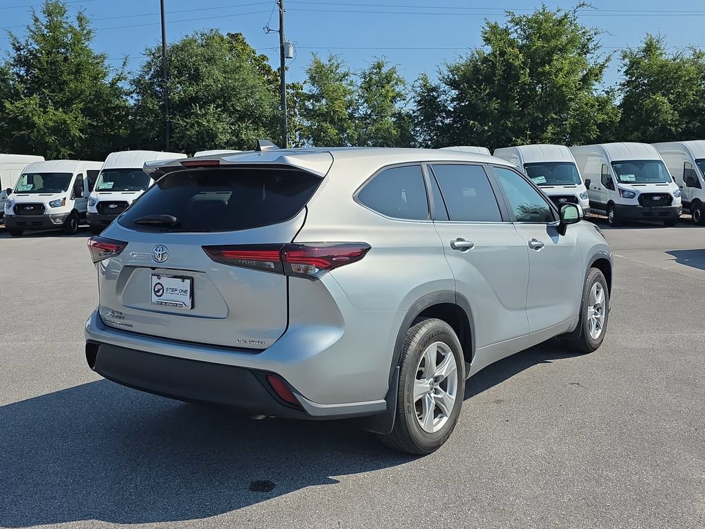 Used 2024 Toyota Highlander LE AWD/4WD image 7