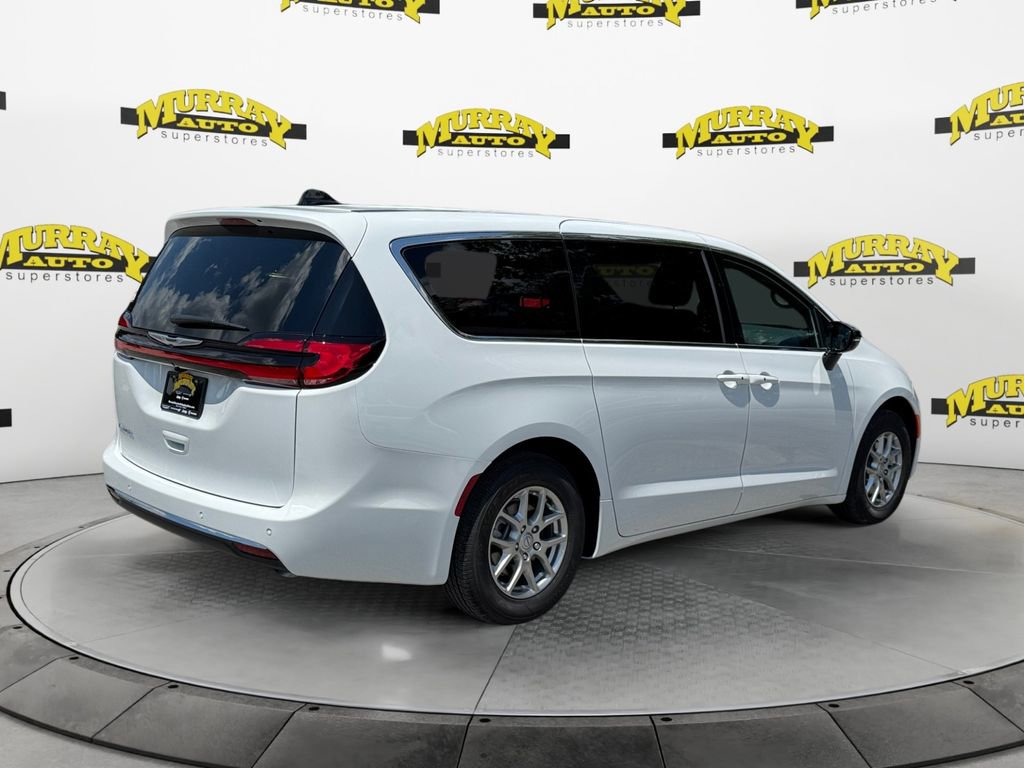 New 2026 Chrysler Pacifica Select image 5