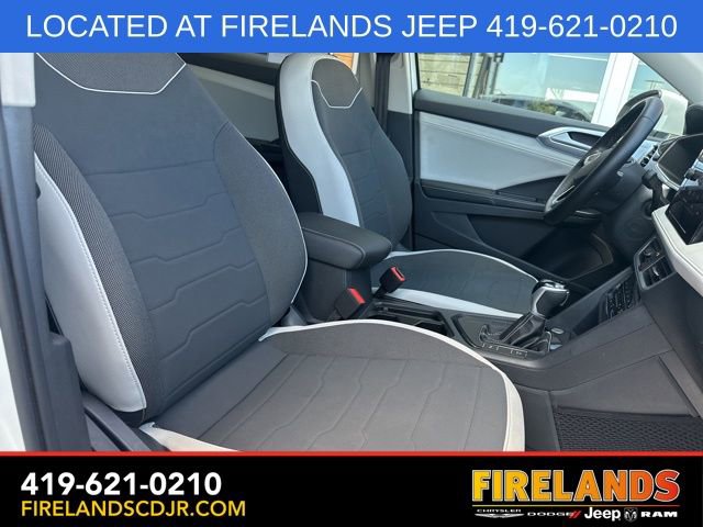 Used 2025 Volkswagen Taos SE image 12
