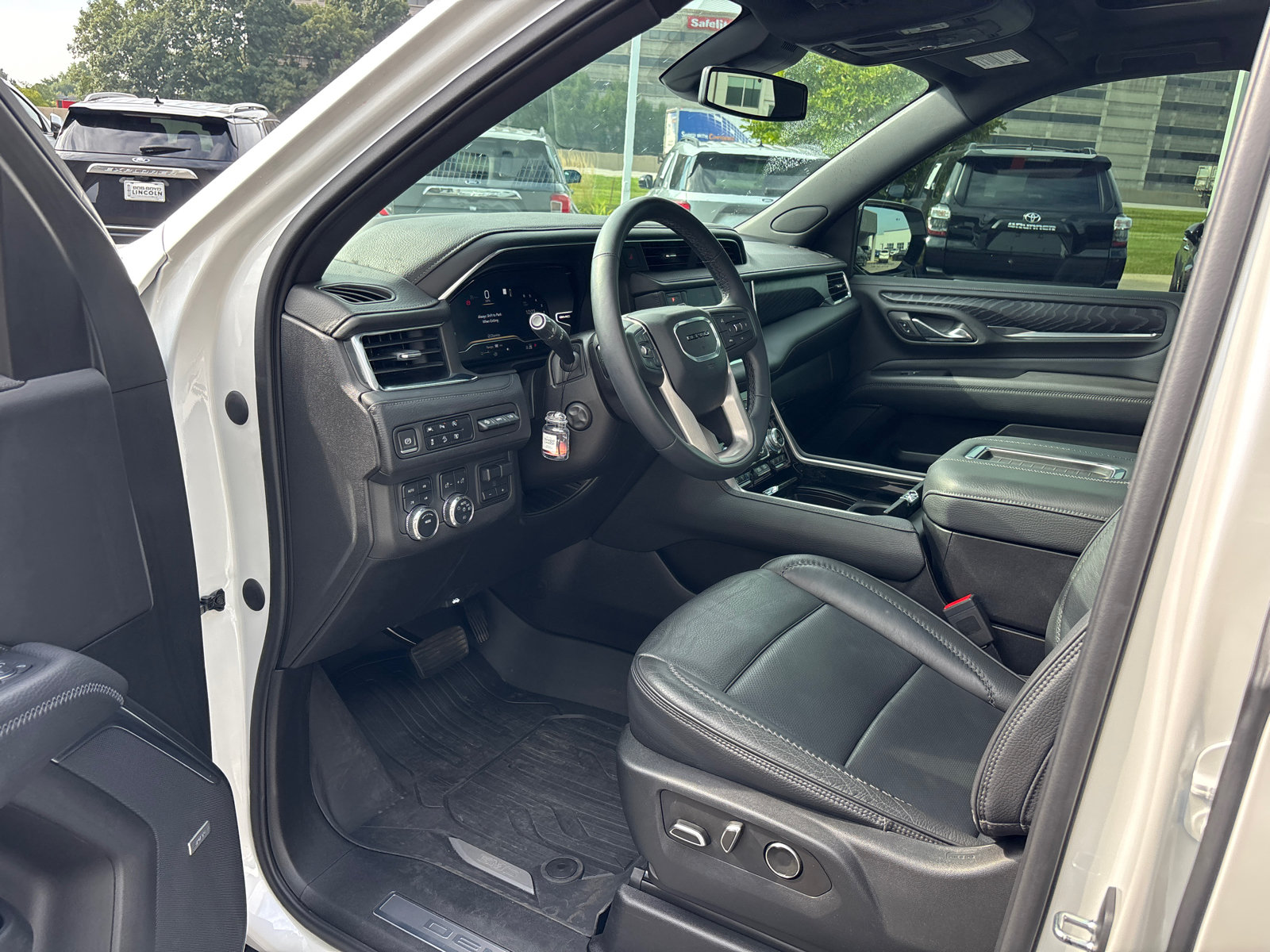 Used 2023 GMC Yukon Denali w/ Max Trailering Package AWD/4WD image 23