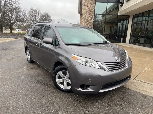 Used 2015 Toyota Sienna LE video 2