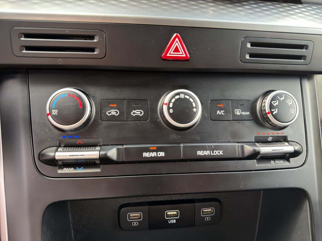 Used 2024 Kia Carnival LX FWD image 18