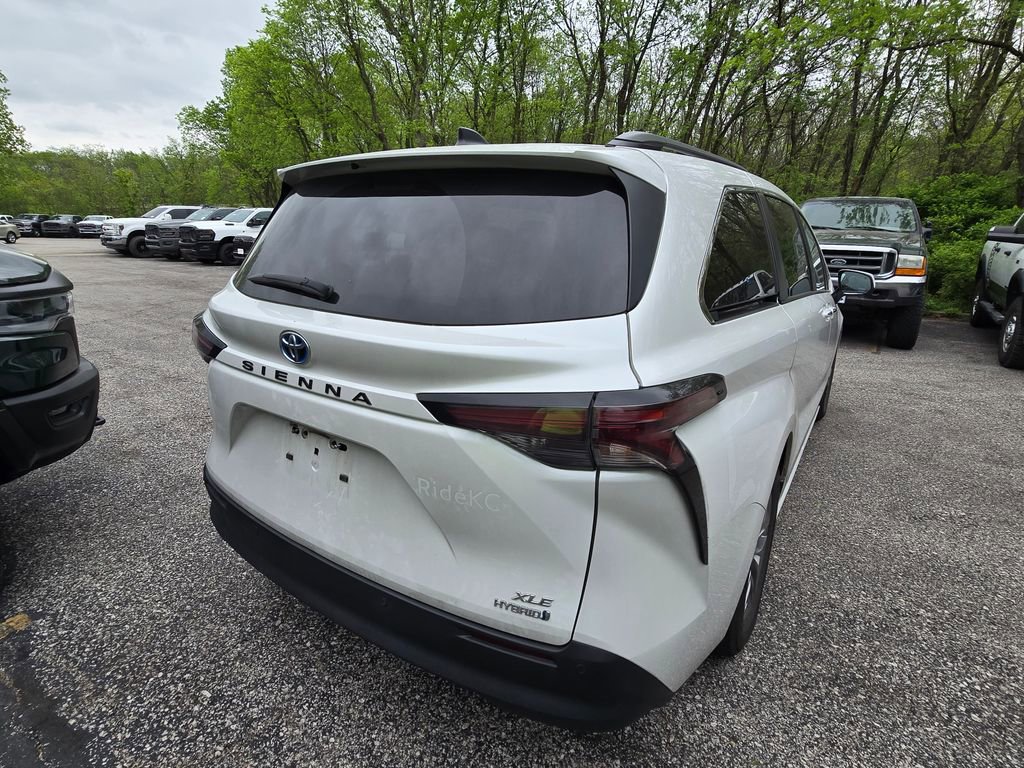 Used 2023 Toyota Sienna XLE FWD image 7