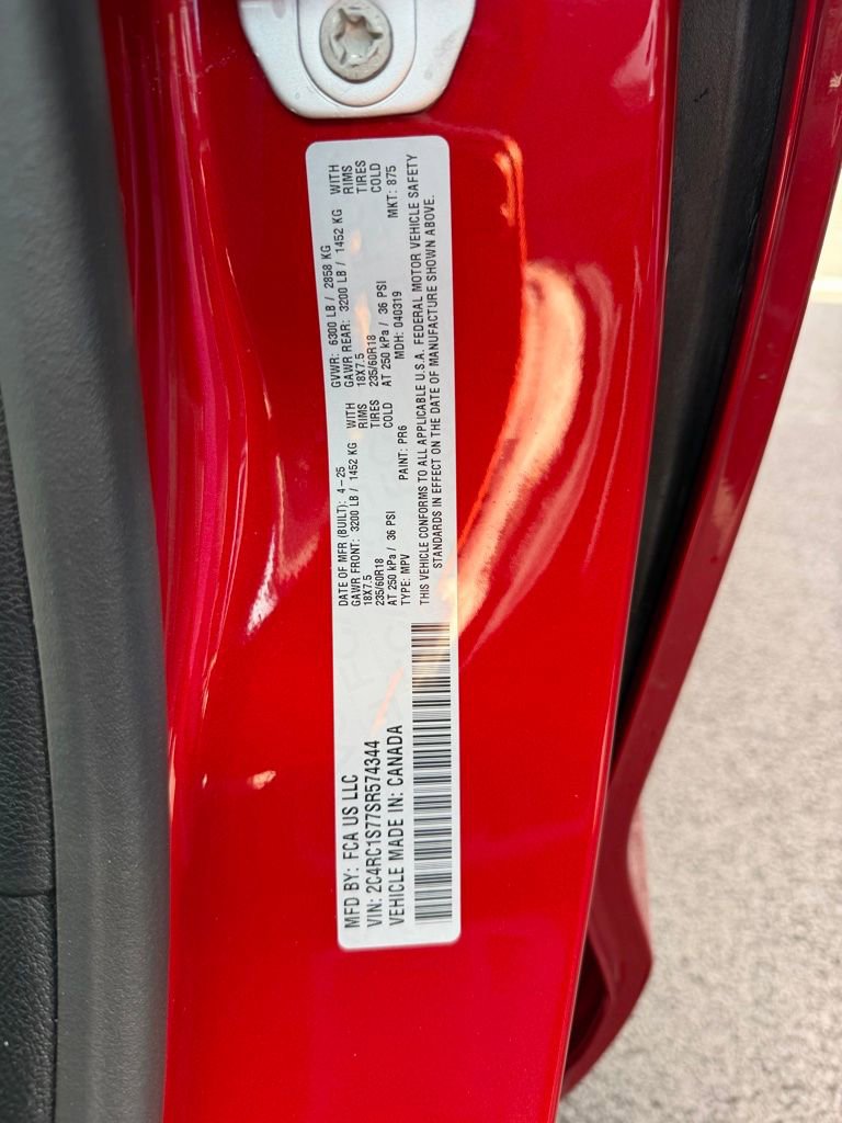 Used 2025 Chrysler Pacifica Premium FWD image 20