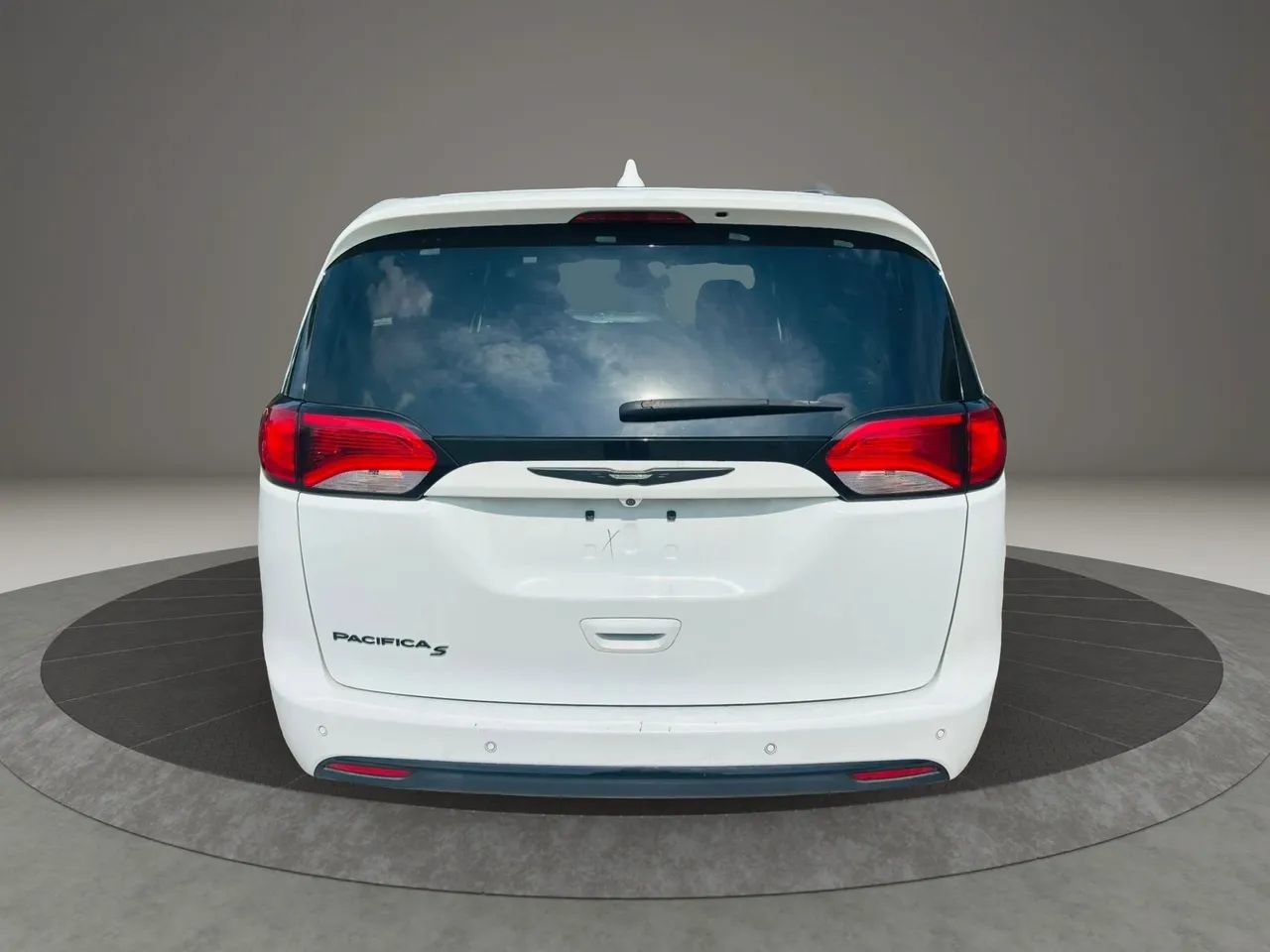 Used 2019 Chrysler Pacifica Touring-L Plus w/ S Appearance Package FWD image 4