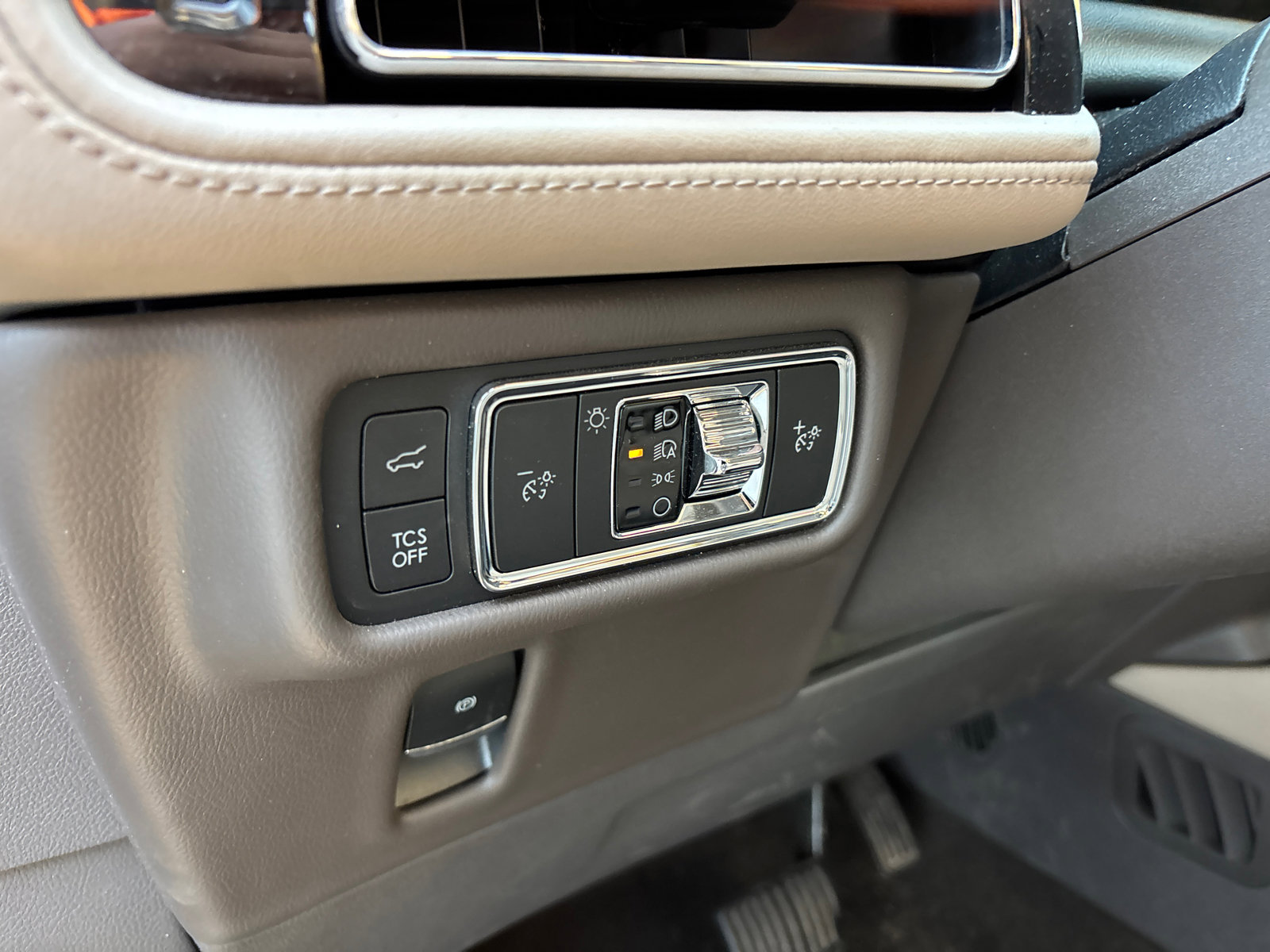 Certified 2022 Lincoln Nautilus AWD w/ Premium Package image 14