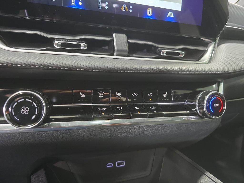 Used 2025 Chevrolet Equinox LT w/ Safety and Technology Package FWD image 19