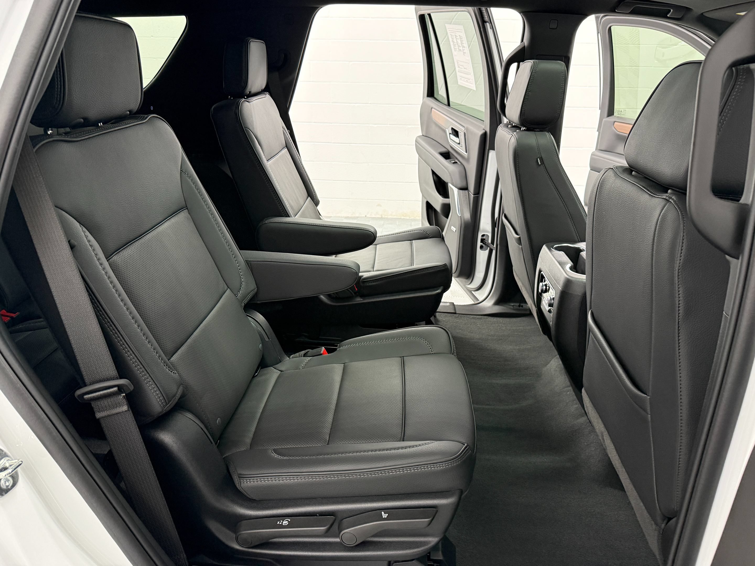 Used 2025 GMC Yukon Denali w/ Sun & Power Step Package AWD/4WD image 16