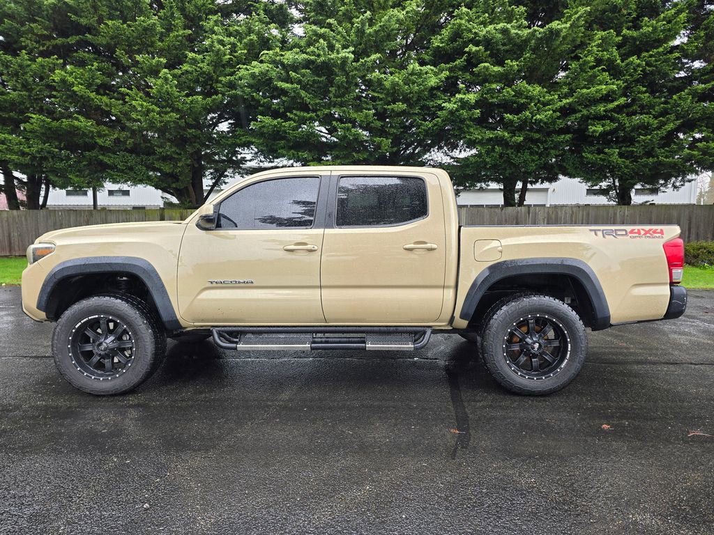 Used 2017 Toyota Tacoma TRD Off-Road AWD/4WD image 3
