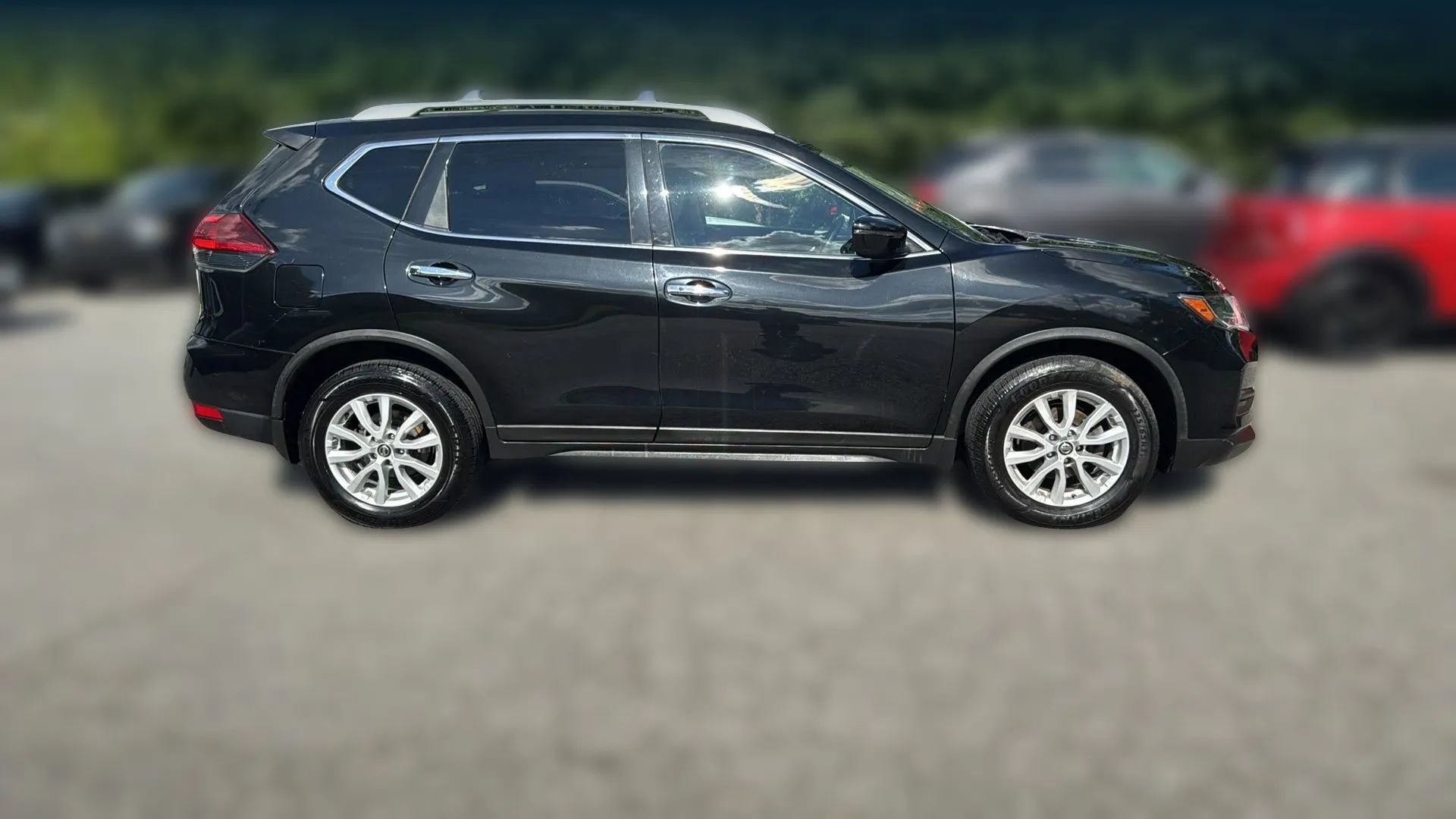 Used 2018 Nissan Rogue SV image 4
