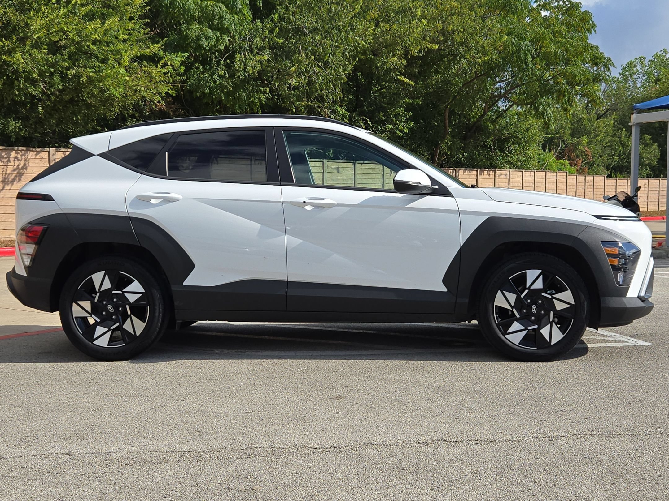 Used 2025 Hyundai Kona SEL FWD image 2