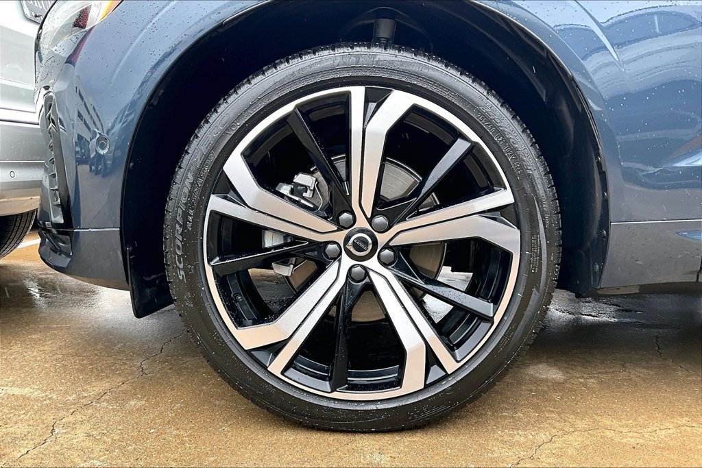 Certified 2025 Volvo XC60 B5 Ultra w/ Protection Package Premier AWD/4WD image 11