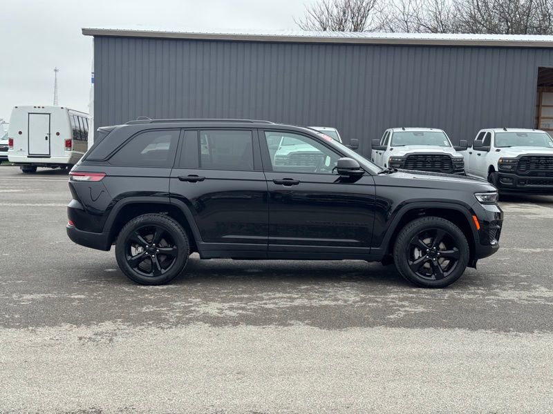 Used 2023 Jeep Grand Cherokee Altitude image 2