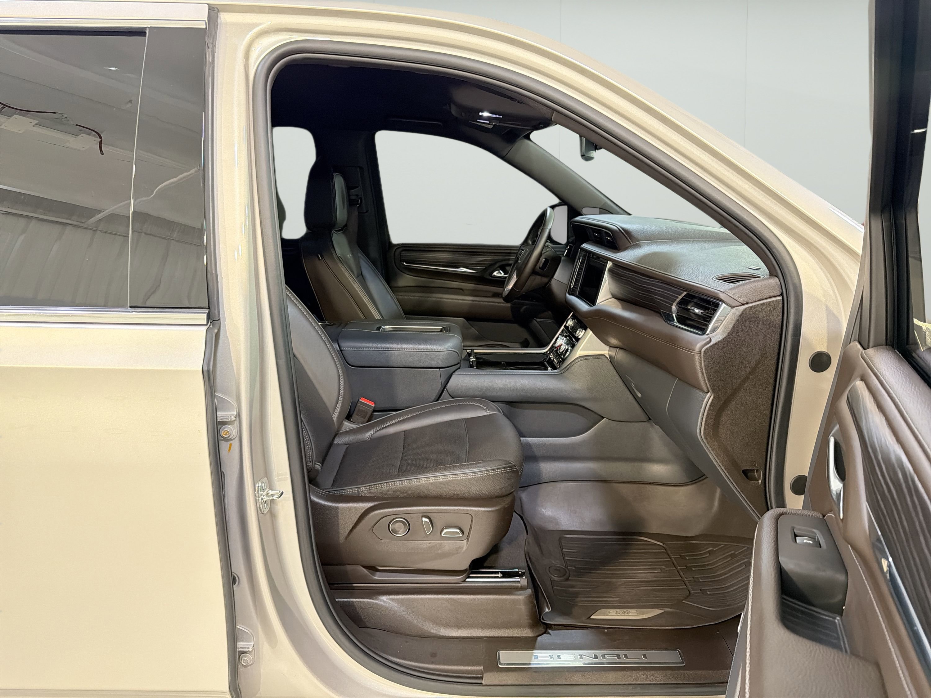 Used 2023 GMC Yukon XL Denali AWD/4WD image 29