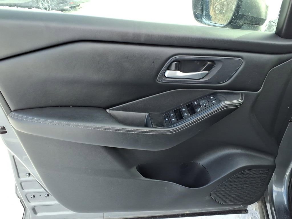 Used 2024 Nissan Rogue SV image 17