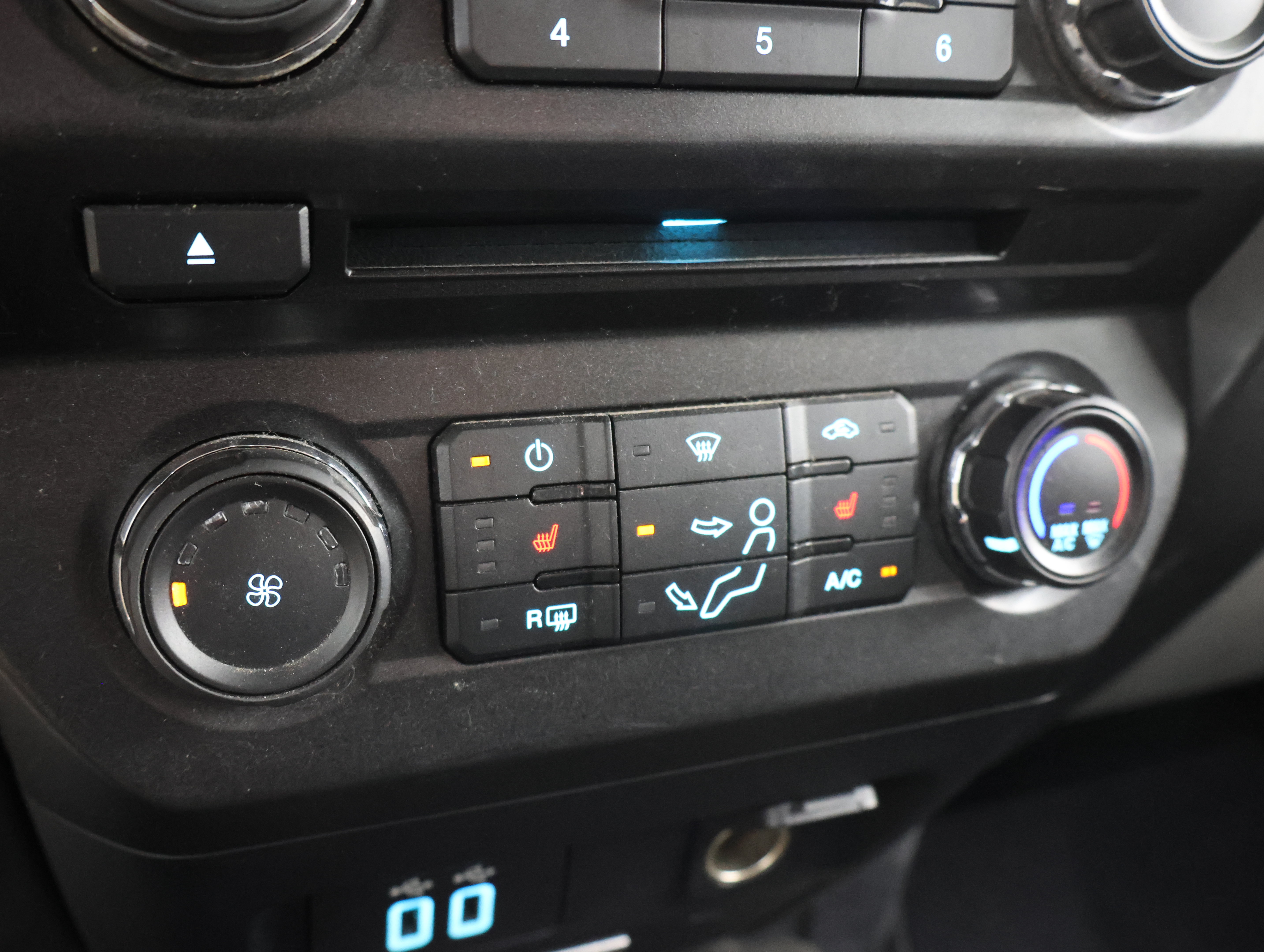 Used 2017 Ford F250 XLT w/ XLT Premium Package AWD/4WD image 47