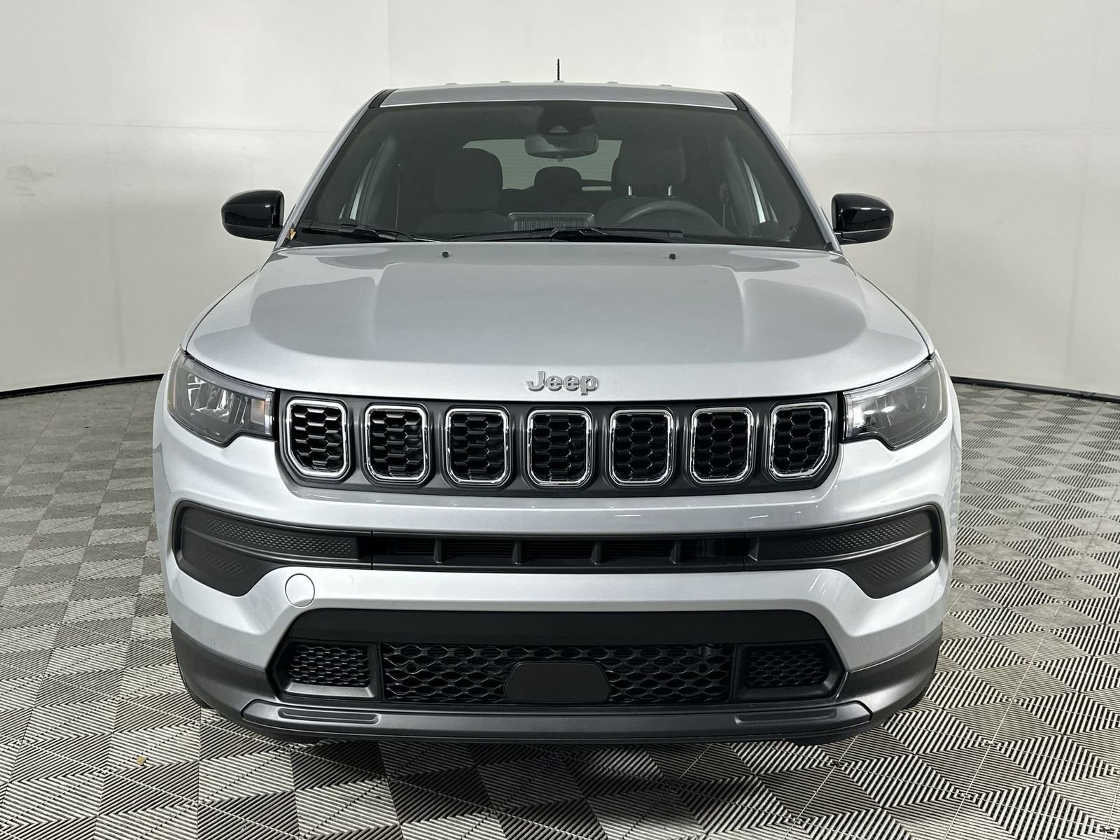 Used 2025 Jeep Compass Sport image 3