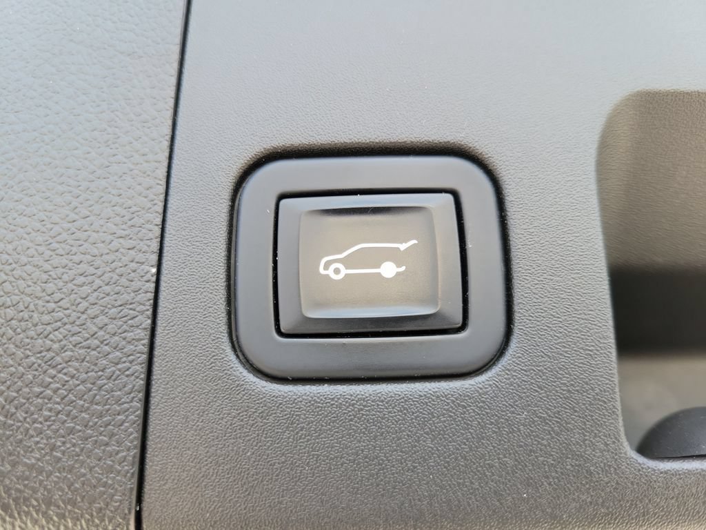 Certified 2022 Cadillac XT4 Luxury w/ Cold Weather Package FWD image 8