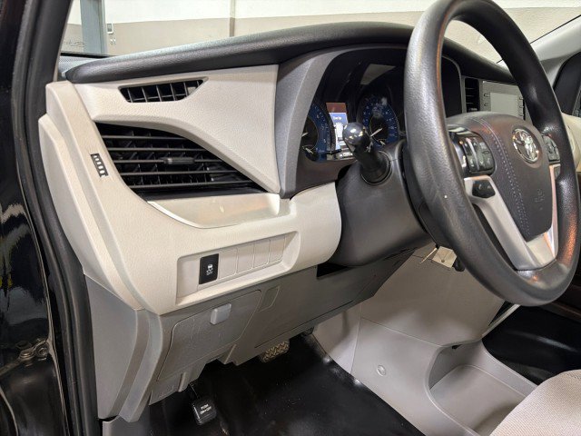 Used 2020 Toyota Sienna L image 15