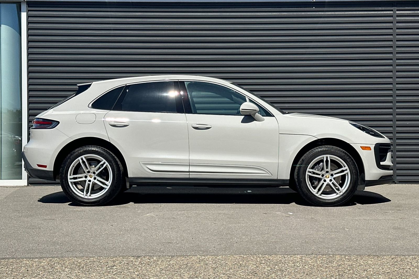 Used 2025 Porsche Macan image 9